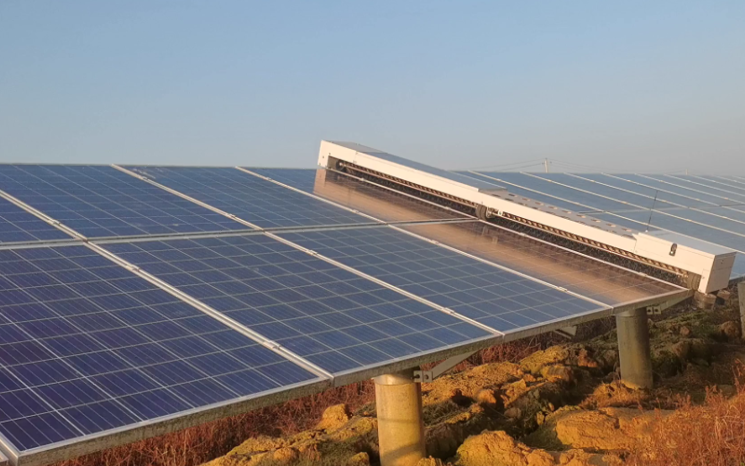 智能清扫“上岗” | 388vip太阳集团电力光伏清扫机器人批量部署